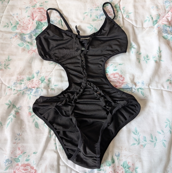 Tops - 🍒 BOGO NWOT Hand Cut And Sewn Cutout Bodysuit